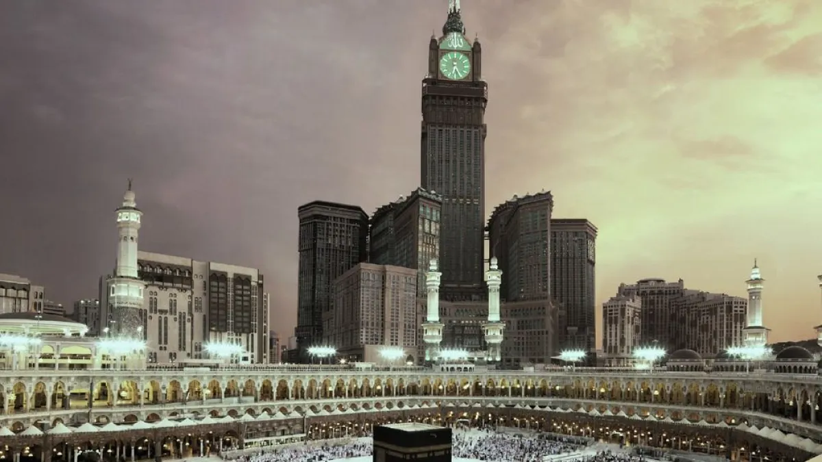 برج الساعة الملكي في مكة: واحد من أعلى المباني في العالم وكانت الساعة في أعلاه أكبر ساعة في العالم على ارتفاع 601م، يحتوي على مركز تجاري وفندقًا ضخما وعلى قاعات صلاة كبيرة. ويعد هذا البرج طفرة معمارية مذهلة في مكة.