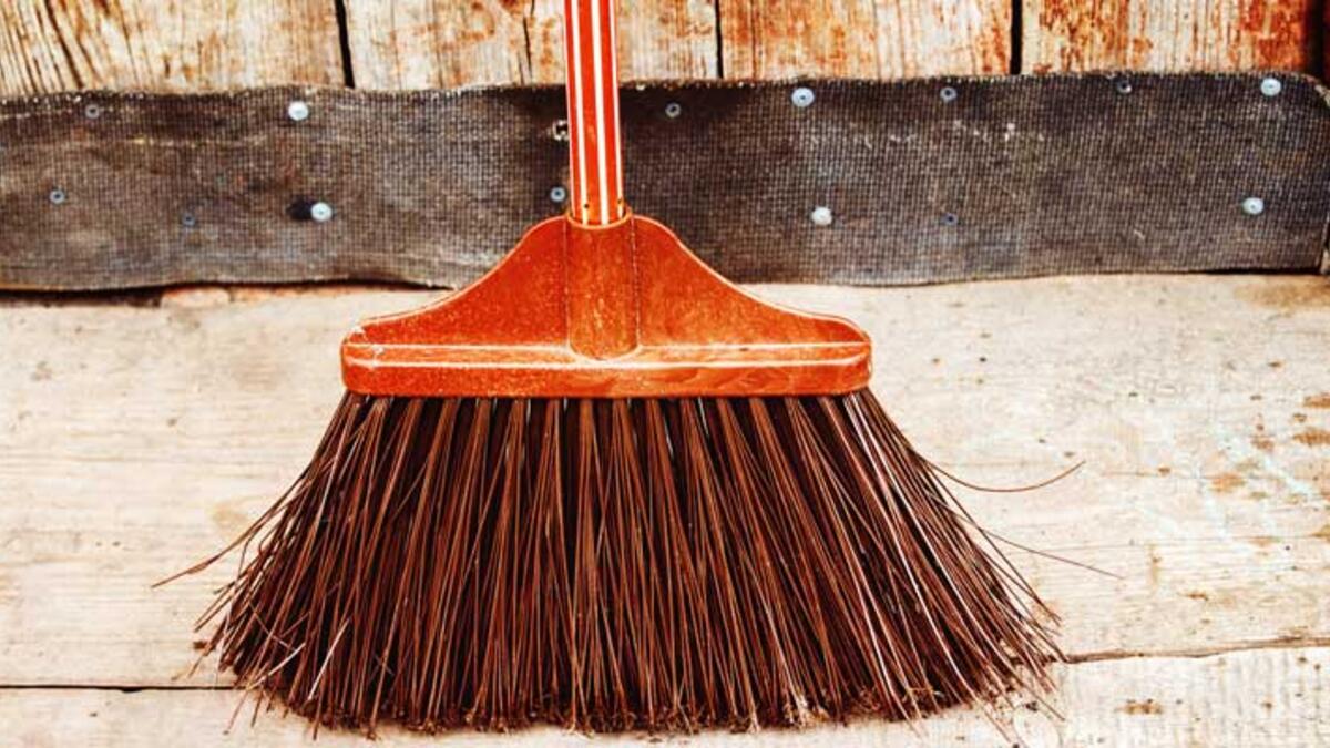 النرويج: يتم إخفاء المكانس في تلك الليلة، حيث يظن الشعب النرويجي أن السحرة يأتون في تلك الليلة للبحث عن المكانس للركوب عليها، والانطلاق فى الشوارع.