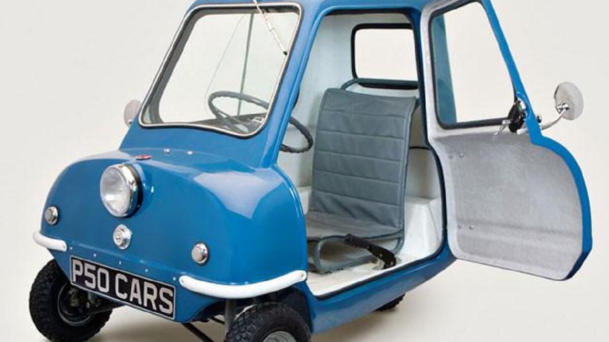 Peel P50: انضمت إلى قائمة "غينيس" للأرقام القياسية العالمية كأصغر سيارة في العالم، ويقتصر طولها على 1.3 متر، ولا تسع إلا لراكب واحد وليس بها خاصية الرجوع للخلف.