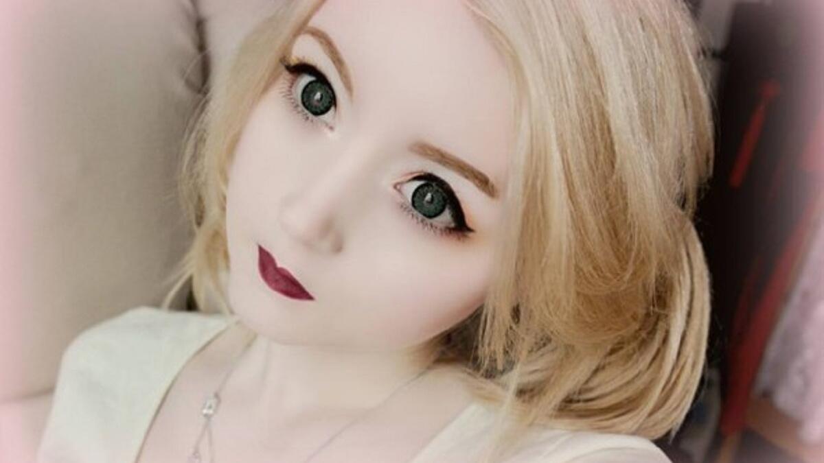 عندما عاشت البريطانية فينوس باليرمو في اليابان وتأثرت بفن الكرتون الياباني "المانجا" ومظهر فتيات "الأنيمي" بالعينين الواسعتين، قررت أن تغير شكلها تمامًا لتصبح مثلهن.