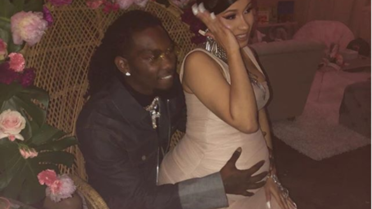 كاردي بي وأوفسيت: رغم اعترافه بخيانته لها أعلنت مغنية الهيب هوب ونجمة تلفزيون الواقع "كاردي بي" نبأ حملها من خطيبها مغني الراب "أوفسيت".