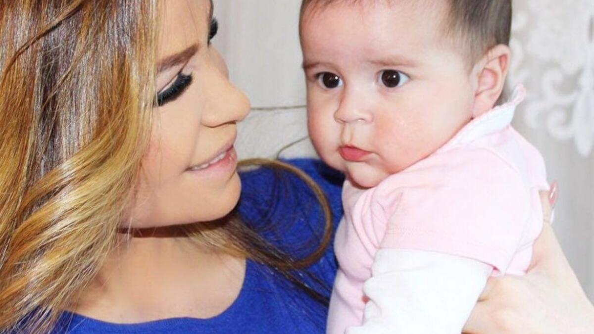 عبر حسابها الخاص على أحد مواقع التواصل الإجتماعي نشرت الفنانة كارول سماحة صورة تجمعها بطفلتها الاولي “تالا”. واشارت كارول في تعليقها على الصورة الى ان تالا اكملت شهرها السادس.