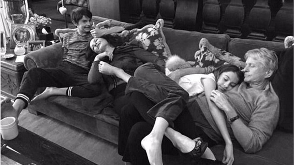 عودتنا النجمة كاثرين زيتا جونز (47 عاماً) على المحافظة على خصوصية حياتها العائلية . لكن في عيد الميلاد المجيد قررت كاثرين ان تنشر صورة عائلية نادرة . وتظهر كاثرين في الصورة برفقة زوجها مايكل دوغلاس (72 عاماً) وإبنيهما ديلان (16 عاماً) وكاريس (13 عاماً).