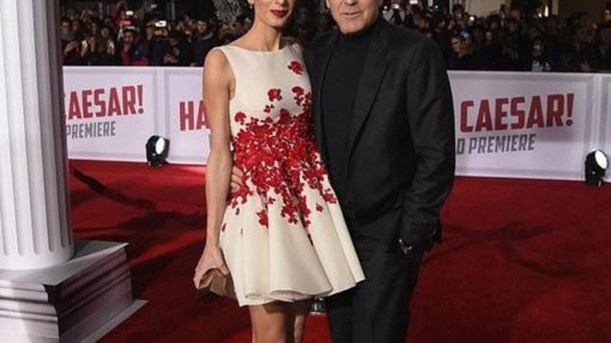 استطاع النجم الشهير جورج كلوني وزوجته المحامية أمل علم الدين  أن يخطفا الأنظار في امسية العرض الخاص لفيلمه الجديد “hail ceaser”  "يعيش القيصر" وظهرت علم الدين بلوك جديد كان محط انظار الحاضرين الذين استقبلوهما على السجادة الحمراء بسيارة كلاسيكة.