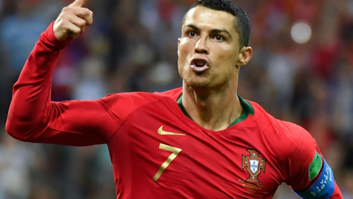 المهاجم كريستيانو رونالدو (البرتغال): قدم مباراة تاريخية وسجل ثلاثية (هاتريك) استثنائي في شباك دافيد دي خيا حارس مرمى منتخب إسبانيا ليؤكد للجميع أنه ما زال الأفضل في العالم حالياً.