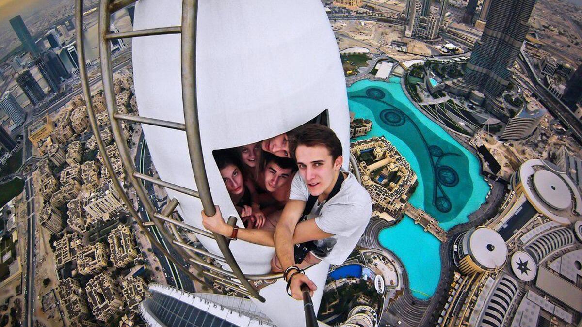 selfies on Dubai skyscraper (verbalistseducation.com)