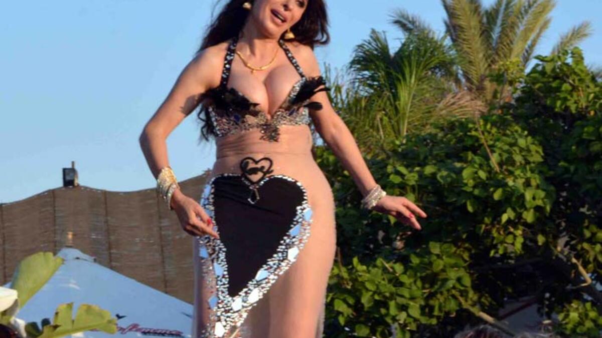 الراقصة دينا: انتشرت صورها ببدلة رقص لم تخف إلا القليل من المناطق الحساسة في جسدها بطريقة وصفها الجمهور بـ "مبتذلة جدًا" وغير مقبولة، في حفل للسيدات في إحدى شواطئ الساحل الشمالي.