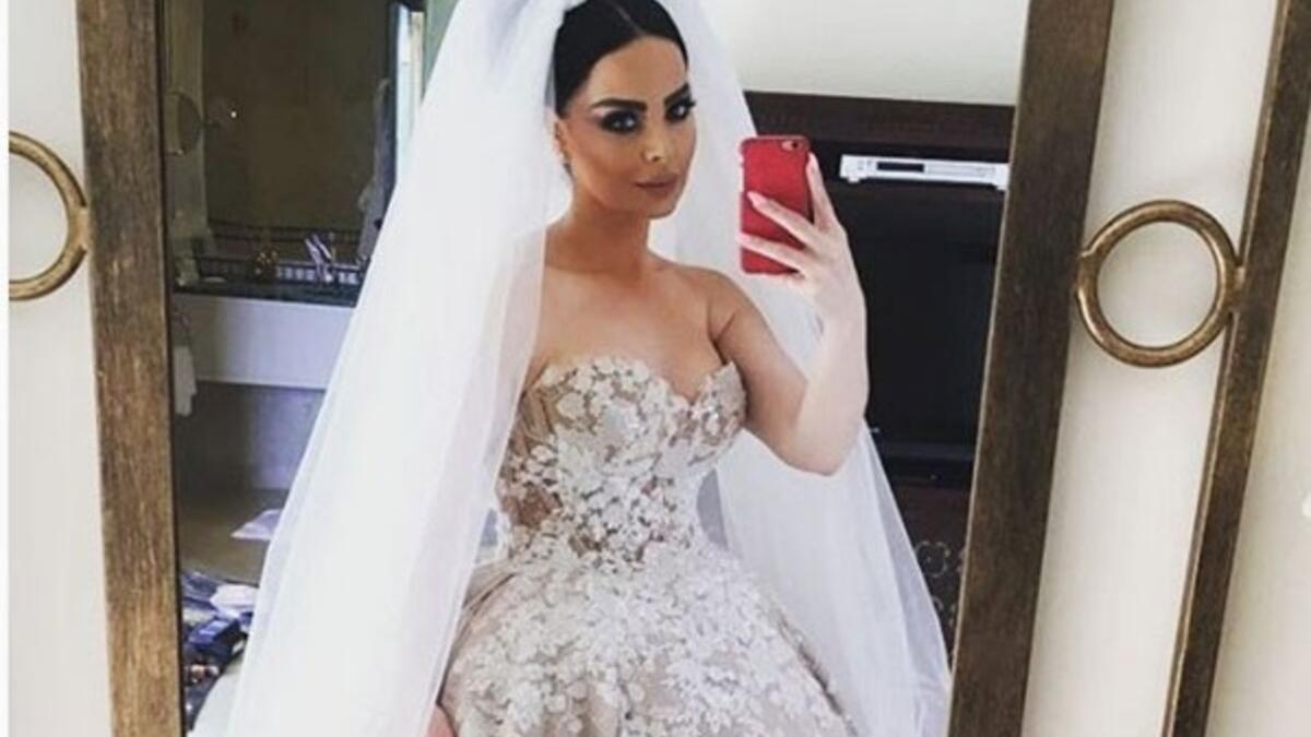 فاجأت الفنانة الأردنية ديانا كرازون متابعيها ونشرت صوراً ظهرت فيها ترتدي فستان الزفاف الأمر الذي أثار تساؤلات محبيها حول زواجها ديانا نفت زواجها وأوضحت سبب ارتدائها فستان الزفاف مضيفة: «كان عندي تصوير لعروس ال٢٠١٦ " .