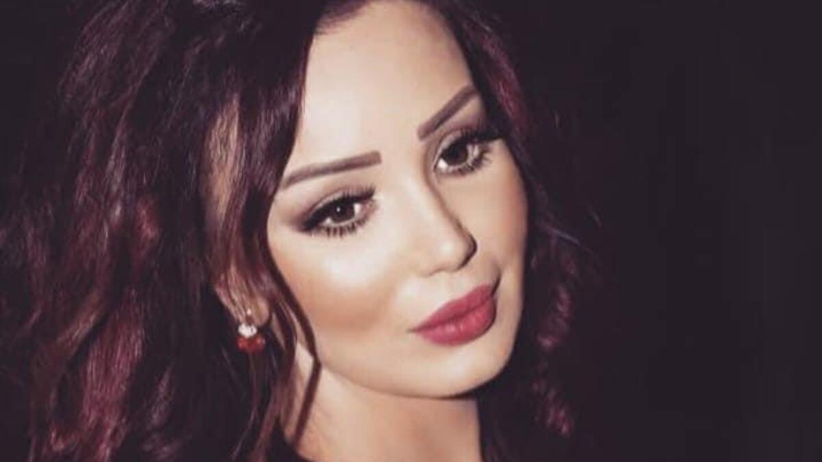 دينا هارون من مواليد عام 1973 في مدينة اللاذقية السورية.