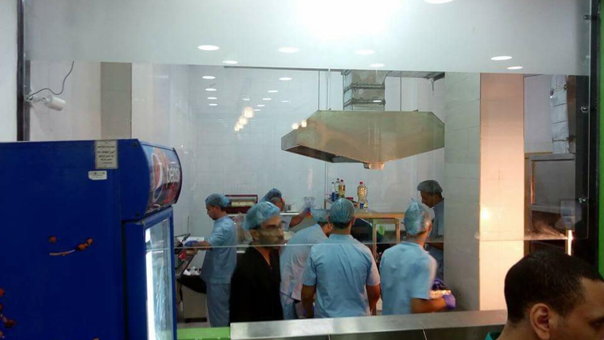 انتقد الجمهور الفكرة وطالبوا نقابة الأطباء بالتدخل الفوري لإغلاق مطعم الكبدة حفاظًا على كرامة مهنتهم.