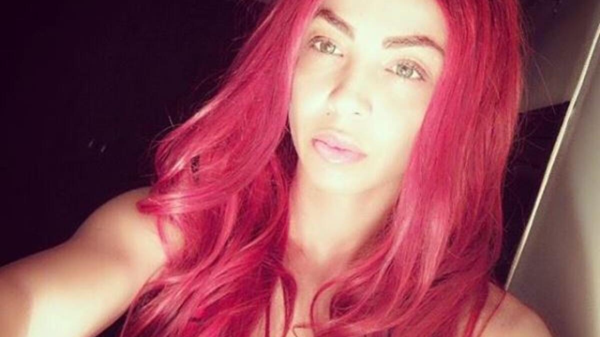 نشرت الفنانة اللبنانية دوللي شاهين عبر حسابها الخاص على الانستغرام صورة بالشعر الأحمر وبدون مساحيق التجميل وكتبت معلقة: " تصبحوا على خير...ومن غير ماكياج...بحبكم اوي"