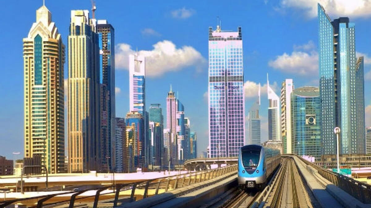 في 9 سبتمبر 2009، افتتح "مترو دبي" وهو شبكة مترو آلي بدون سائق، تهدف الى التخفيف من حدة الازدحام المروري، وتخفيض الوقت المستغرق أثناء التنقل بالمواصلات.