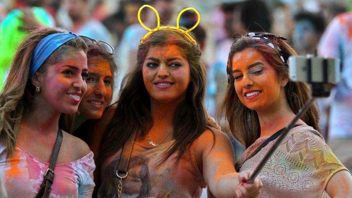 People take part in the International Color Festival in Amman, Jordan, on Aug 2, 2014. (Xinhua)