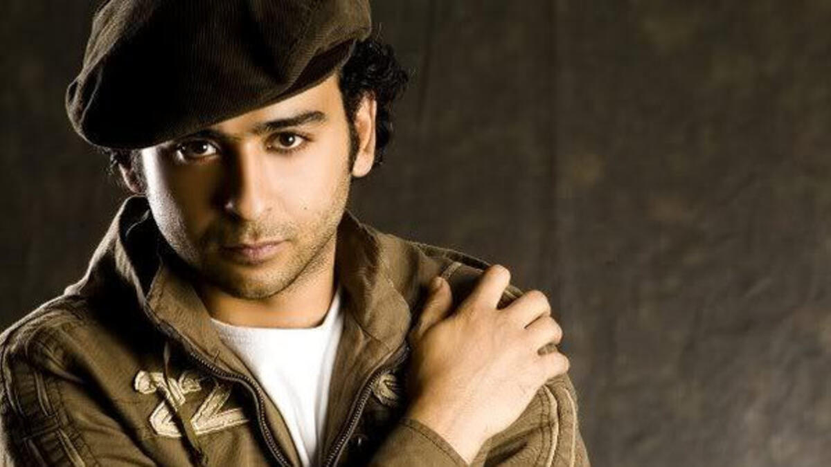 أحمد عزمي تم سجنه لعدة أشهر، وقبلها تم القبض عليه مرتين بتهمة حيازة المخدرات، ولكنه نفى بعد خروجه أن تكون هذه التهمة صحيحة