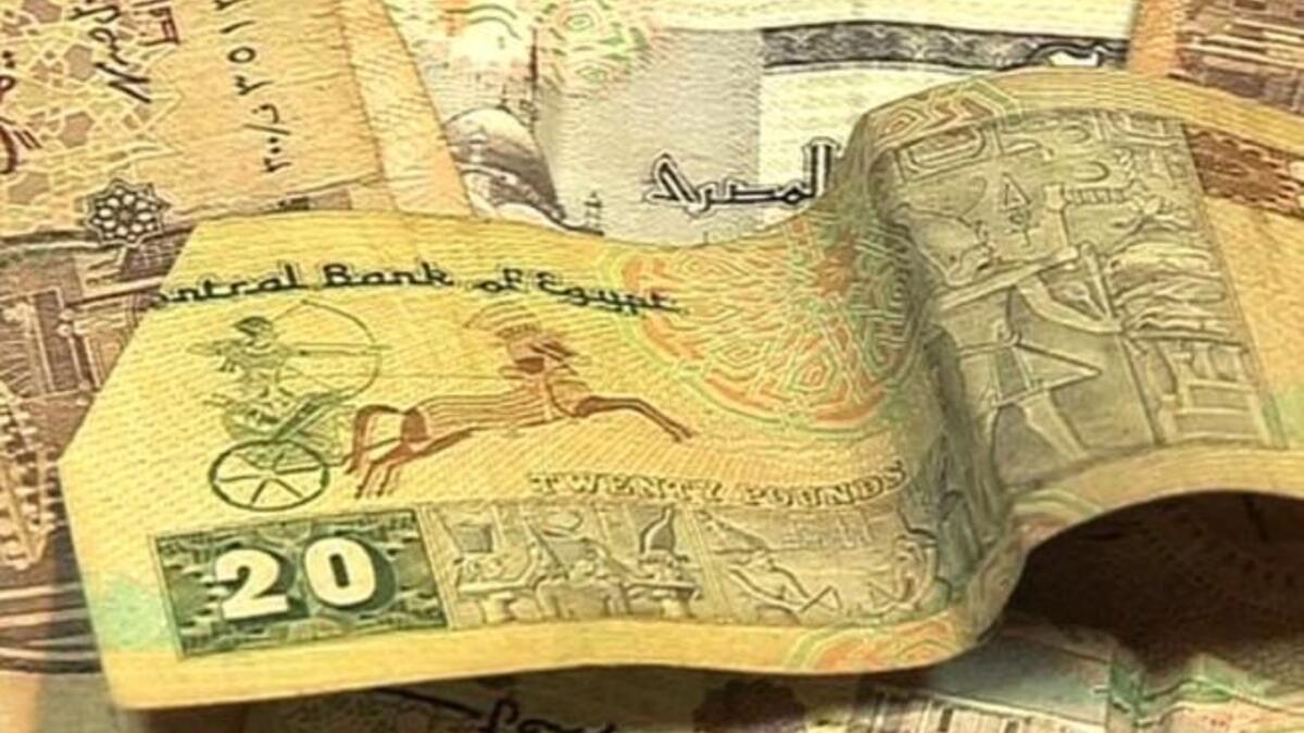 في حرب الخليج الاولى شاركت مصر في تحرير الكويت  بقرار من مبارك ؛ وبذا خفضت مصر ديونها بقيمة ١٤ مليار دولار عن طريق الدعم الخليجي.