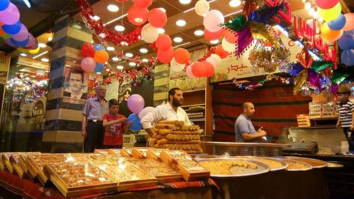 بالرغم من الاوضاع الأمنية الصعبة في سوريا إلا أن أسواق دمشق كانت مكتظة عشية عيد الفطر