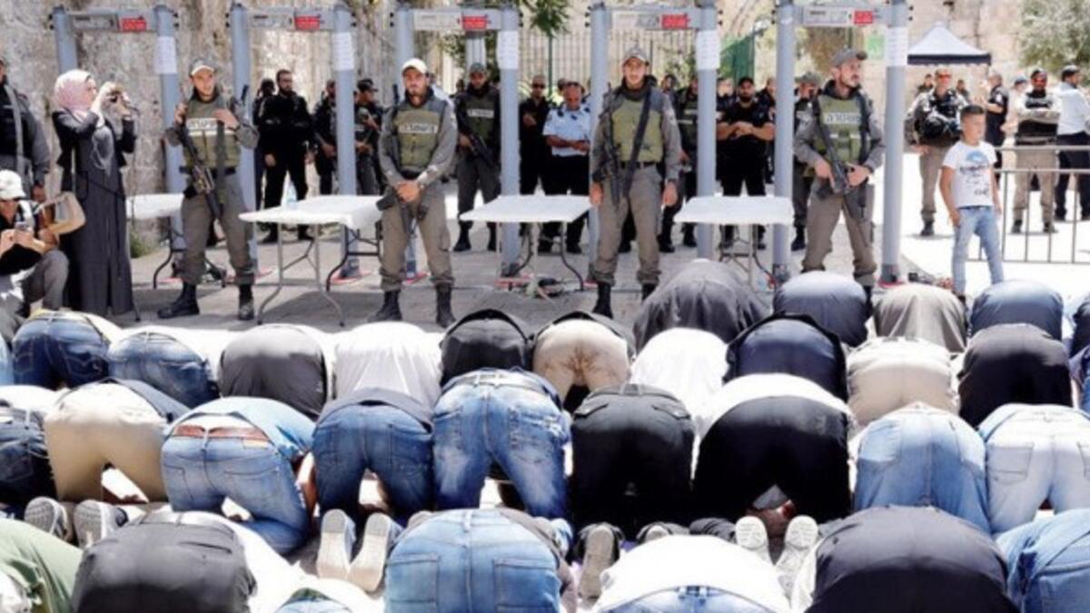 أعلن الرئيس محمود عباس تجميد الاتصالات مع إسرائيل إلى حين إلغاء إجراءاتها في المسجد الأقصى، يرفض الفلسطينيون في مدينة القدس الدخول إلى المسجد الأقصى من البوابات الإلكترونية.