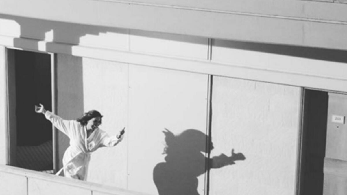 شاركت النجمة إليسا محبيها على انستغرام بصورة من كواليس كليب "حالة حب" الذي تعمل على تصويره حالياً وكتبت معلقة: "Elissazkh good morning #HaletHob #elissa #soon".