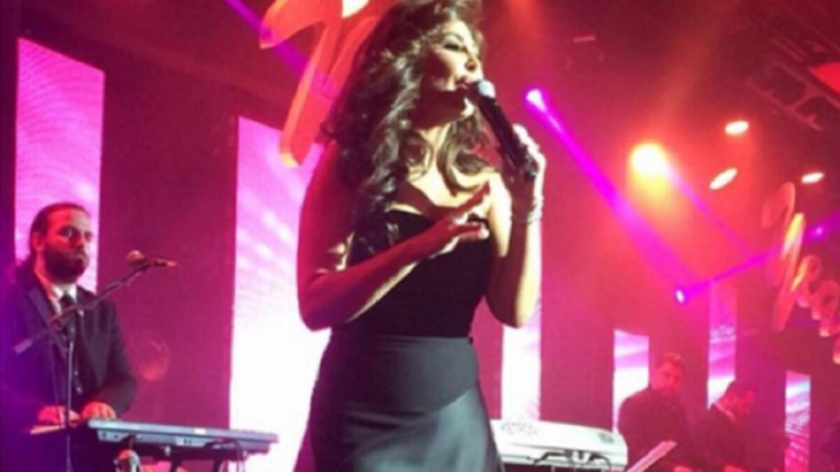 الفنانة إليسا خلال حفلها في فندق ريتز كارلتون دبي تألقت باللون الاسود بفستان من علامة لانفين