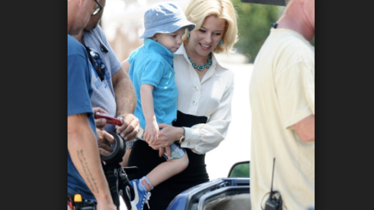 خوفها من تجربة الحمل قررت "إليزابيث بانكس" اللجوء لعمليات تأجير الأرحام لتستقبل طفلها "ماغنوس" عام 2012