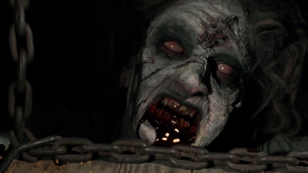 Evil Dead : أصدقاء يختبؤون في كوخ يستحضرون شيطانًا يعيش بالقرب منهم ويسيطر على الجميع واحدًا تلو الآخر،  إلى أن يبقى الأخير ليقاتل بكل قوة ويدافع عن حياته