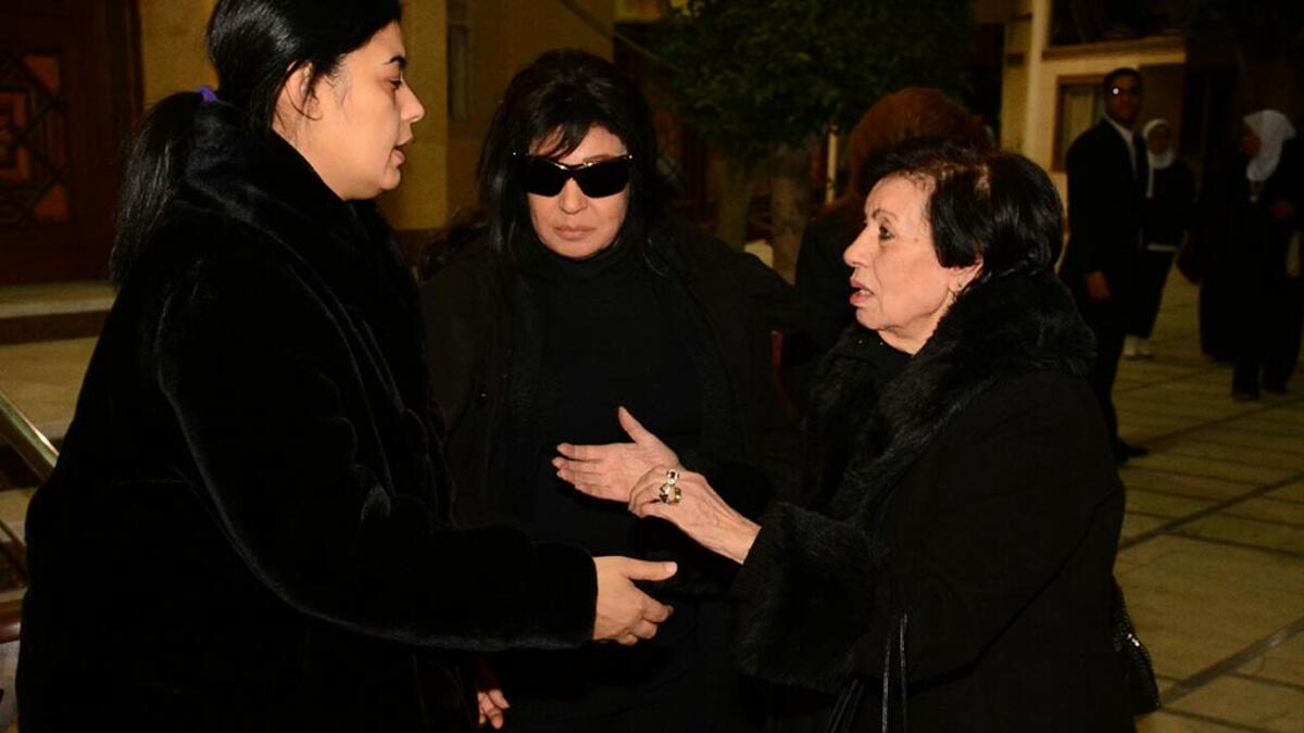 زوجة ابنة الراقصة المصرية فيفي عبدو: في 7 يناير رحل الفنان محمود الدسوقي زوج الفنانة عزة مجاهد ابنة الفنانة فيفي عبده، إثر هبوط عام في الدورة الدموية.