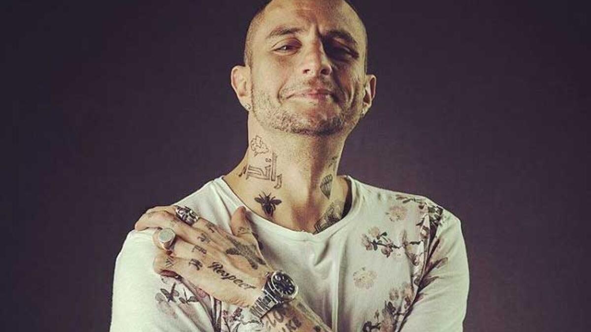 نشر المصور الفوتوغرافي مصطفى عزب صورة  الفنان أحمد الفيشاوي وظهر الفيشاوي في الصورة بالكثير من الوشوم التي زينت ذراعيه ورقبته بالكامل، وكان من أبرزها وشم أمي على ذراعه الأيمن ووشم أبي على ذراعه الأيسر.