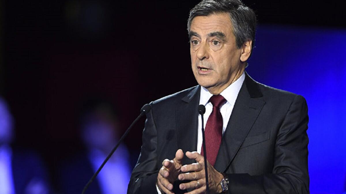 فرنسوا فيون (63 عامًا)، مرشح حزب الجمهوريين ورئيس الوزراء من 2007 إلى 2012، يرفع مشروعا لمعالجة مشاكل البلاد بصورة جذرية وترميم هيبة السلطة مبني على النزاهة والتقشف، هزت مصداقيته اتهاماته وزوجته بقضايا اختلاس أموال عامة.