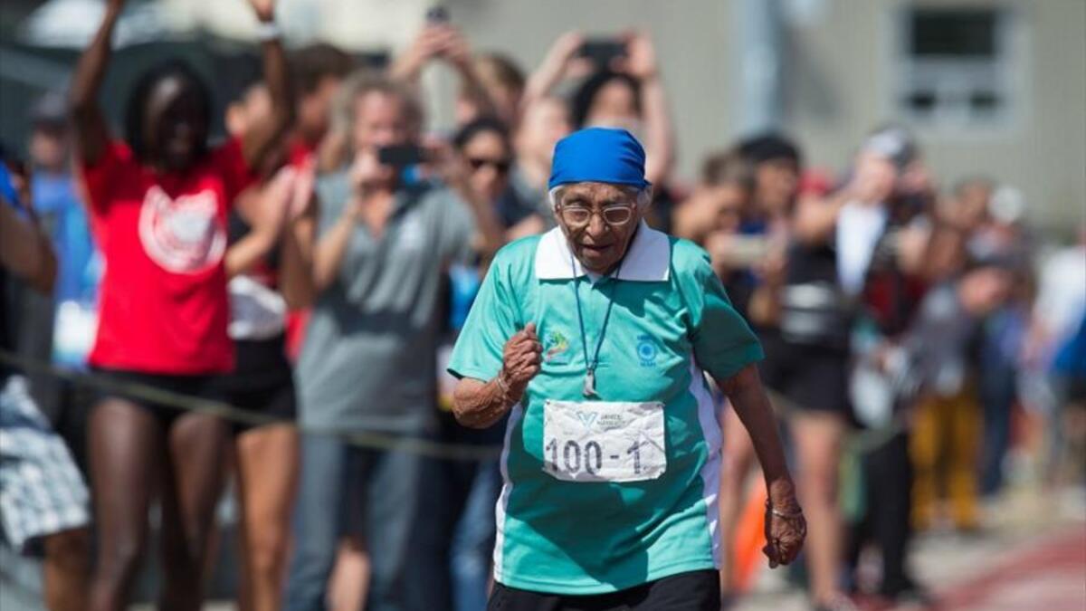 ركضت مان كاور أول مرة عندما بلغت عامها الـ 93،وتضيف أن سر لياقتها البدنية هو نظام التدريب اليومي الذي يستغرق 30 دقيقة، واتباع نظام غذائي غني بالبروتين.