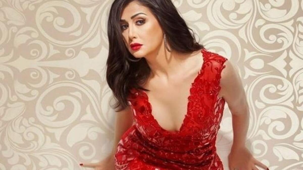 غادة عبد الرازق: كان رجل الأعمال السعودي عادل قزاز الزوج الأول للفنانة غادة عبد الرازق بعمر 17، ووالد ابنتها الوحيدة "روتانا"، ويعد فارق العمر بينهما 29 عامًا.