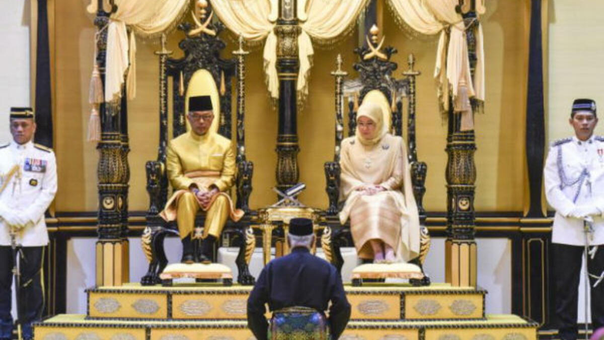 وقبل أن يُصبح ملكًا للبلاد، كان عبدالله يشغل منصب ولي العهد بولاية باهانج بوسط ماليزيا منذ الأول من يوليو 1975، خلفًا لوالده المريض أحمد شاه البالغ من العُمر 88 عامًا.