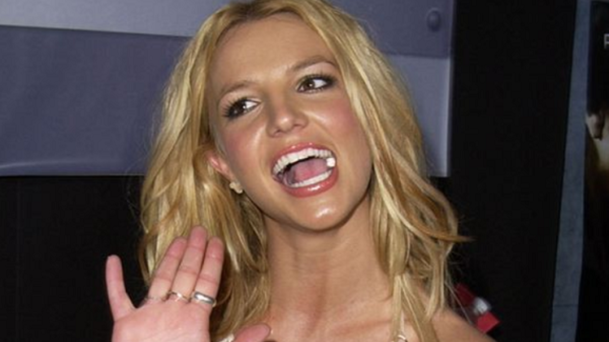 عام 2004، بيعت قطعة علكة مضغتها المغنية "بريتني سبيرز" مقابل 8,400 جنيه إسترليني.