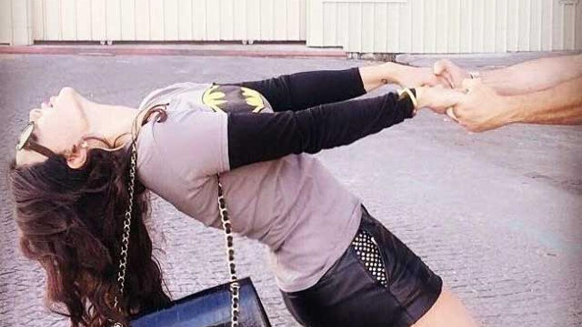 لم تتحدث هيفاء وهبي عن حياتها العاطفية منذ طلاقها من أحمد أبو هشيمة ولكنها تعود الآن لتشغل بال متابعيها من جديد ونشرت وهبي على انستغرام صورة وهي ممسكة بيد رجل لم يظهر منه سوى ذراعيه فقط مما زاد من فضول متابعيها وجعلهم يتساءلون هل هناك حبيب جديد في حياتها؟