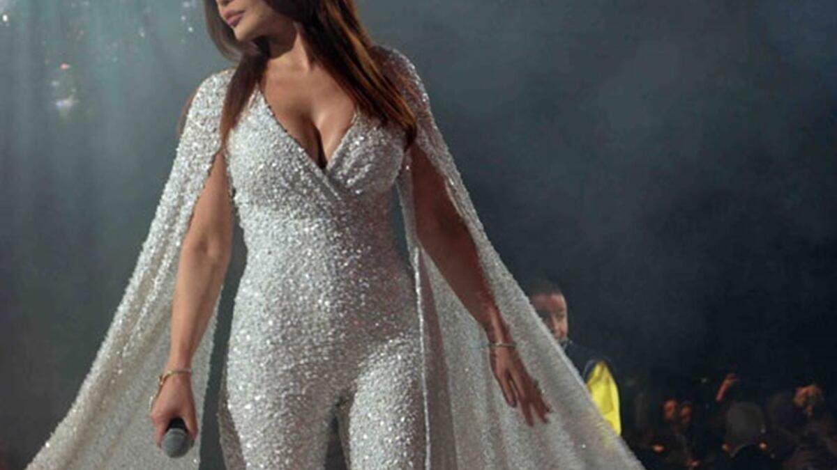 تحت عنوان “في حب مصر” أحيت هيفا وهبي حفلة أقامتها جمعية ” we care” في فندق “ماريوت” في القاهرة تزامناً مع احتفالات يوم الحب وأطلت هيفا بـ jumpsuit فضّي لفت انتباه الجميع.