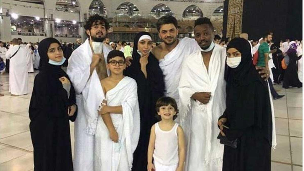 بدأت الفنانة المغربية دنيا بطمة عامها الجديد بعمرة برفقة زوجها ومدير أعمالها محمد ترك وابنته الفنانة حلا الترك دنيا ظهرت في الصورة بملابس الإحرام وعلقت:“اللهم تقبل منا عمرتنا اللهم اغفر ذنوبنا اللهم تب علينا وعافنا واعفو عنا اللهم تقبل دعائنا يا عزيز يا غفار”.