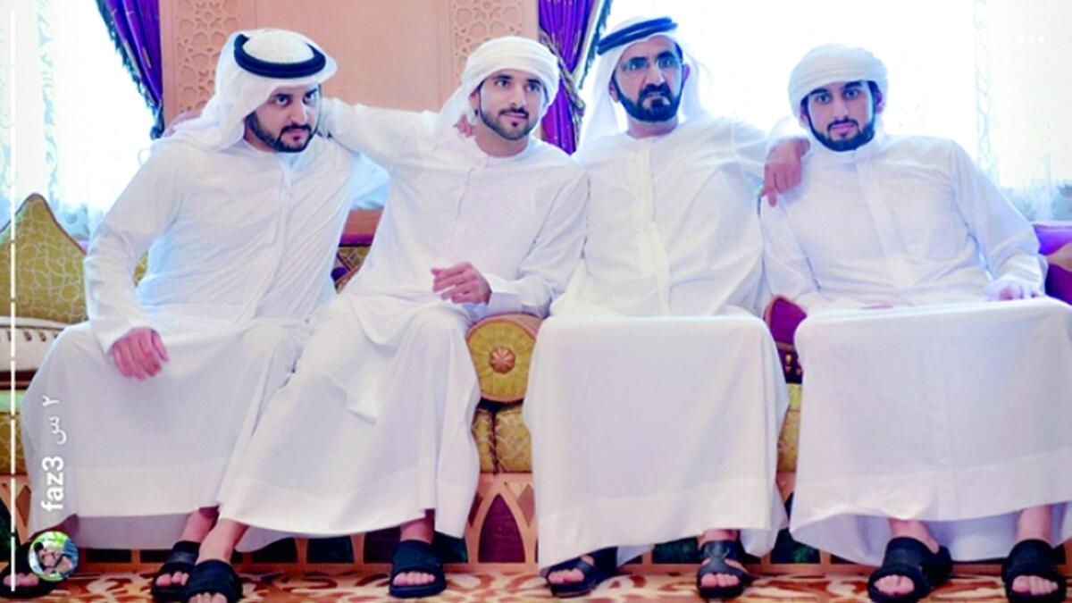 نشر ولي العهد حمدان بن محمد بن راشد آل مكتوم (فزاع) عبر حسابه في "إنستغرام ستوري" عددًا من الصور التي تجمعه بوالده في مراحل عمرية مختلفة.