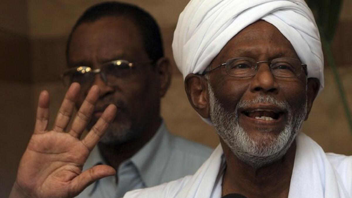 حسن الترابي:
توفي السياسي السوداني في 6 مارس/آذار، الذي أتقن أربع لغات: العربية والإنجليزية والفرنسية والألمانية، ويُعتبر الدكتور الترابي القوة التي مكنت الرئيس عمر البشير من الوصول إلى سدة الحكم.