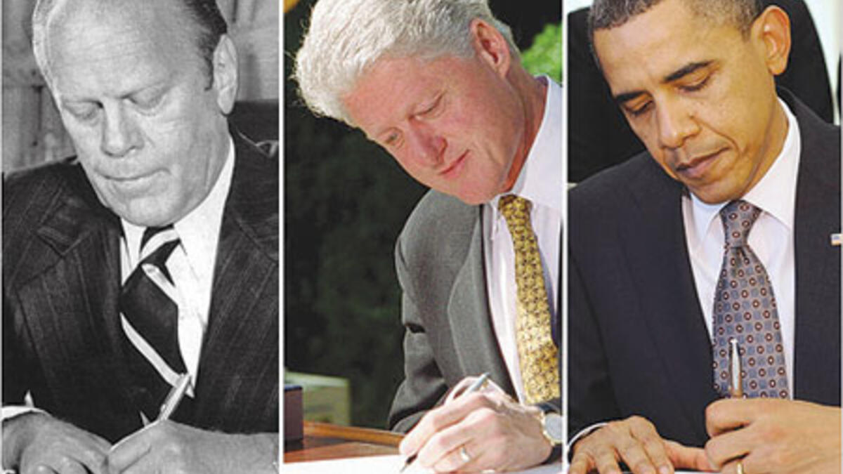 رؤساء أمريكيون: باراك أوباما، بيل كلينتون، جورج بوش الأب، رونالد ريجان، جيرالد فورد، هاري ترومان، هربرت هوفر، ويعتقد بعض الخبراء أن السبب الذى يدفع لانتخاب أصحاب اليد اليسرى هو استعدادهم القوى في مهارات اللغة.