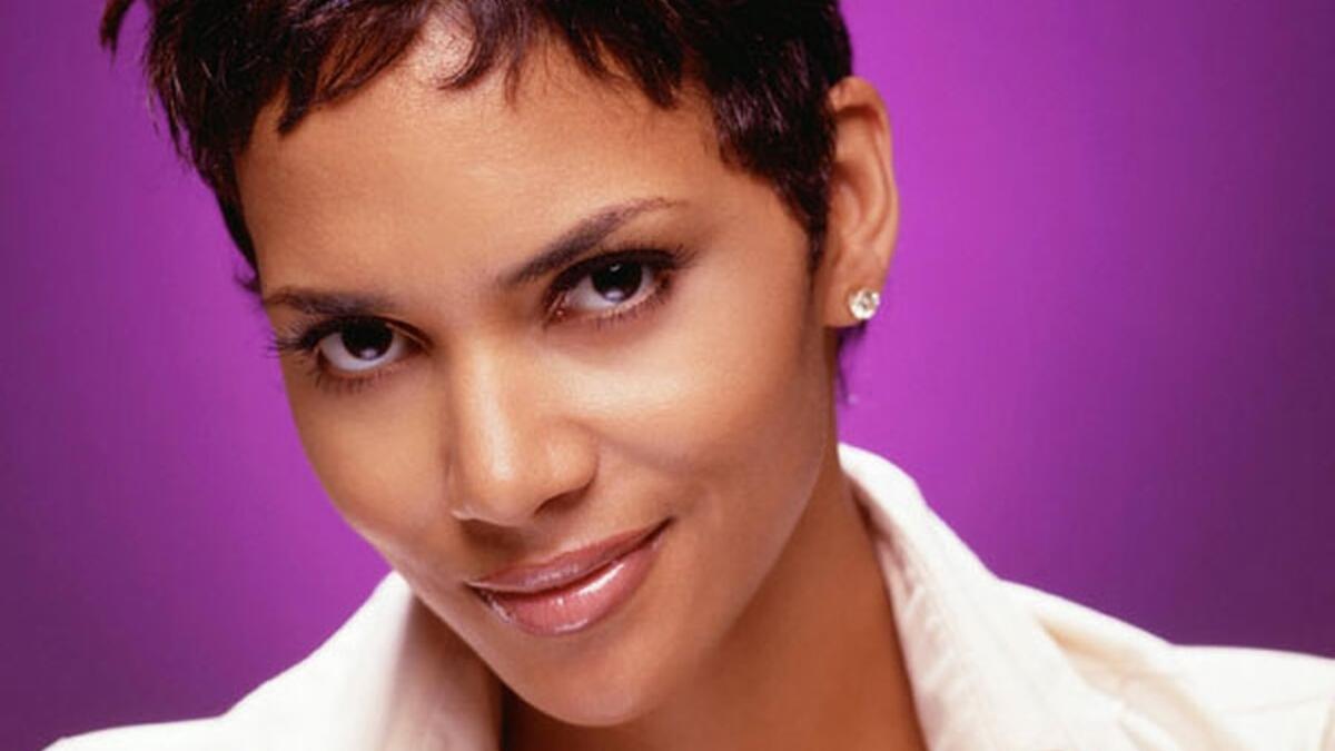 "هالي بيري"
تعرضت للضرب على يد صديقها السابق مما أفقدها 80% من السمع في أذنها اليسرى.