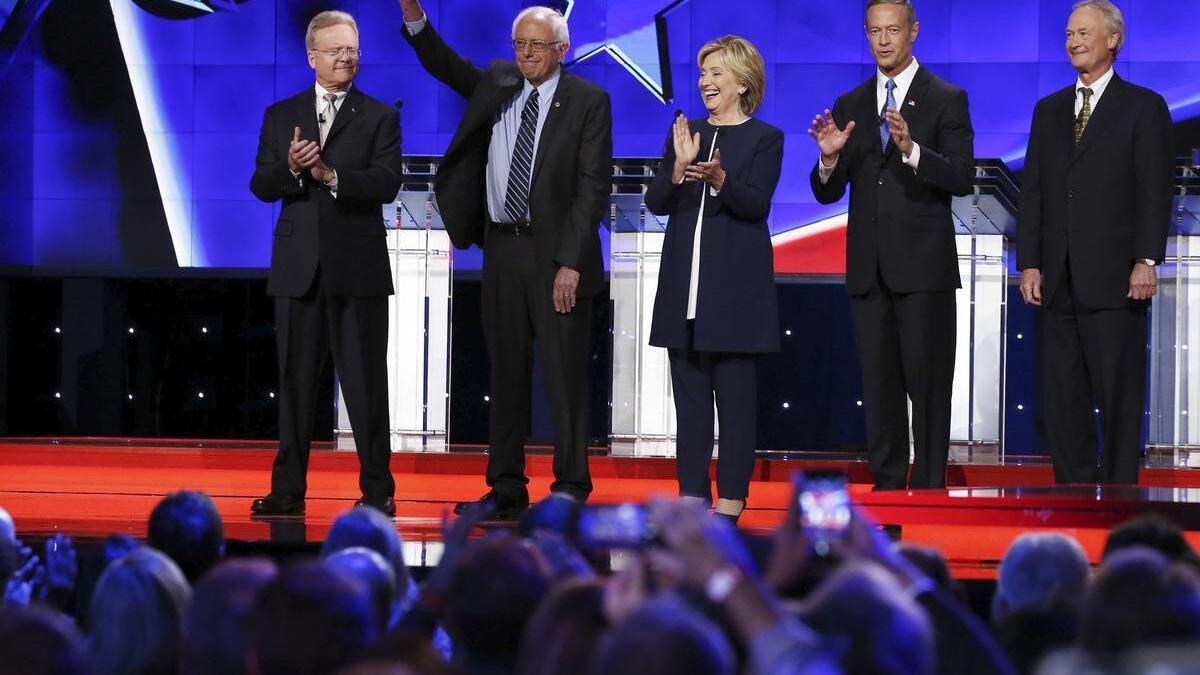 الحزب الديمقراطي الحاكم في أمريكا، لم يسلم أيضا حيث تعرض مؤخرا لهجمات “الهاكرز”، من خلال اختراق شبكة الكمبيوتر المستخدمة لدى الحزب للحملة الرئاسية التابعة للمرشحة “هيلارى كلينتون”، ووفقا لما أعلنه مسئولون أمريكيون فإن الحزب تعرض لهجمات نفذها “هاكرز” روس.