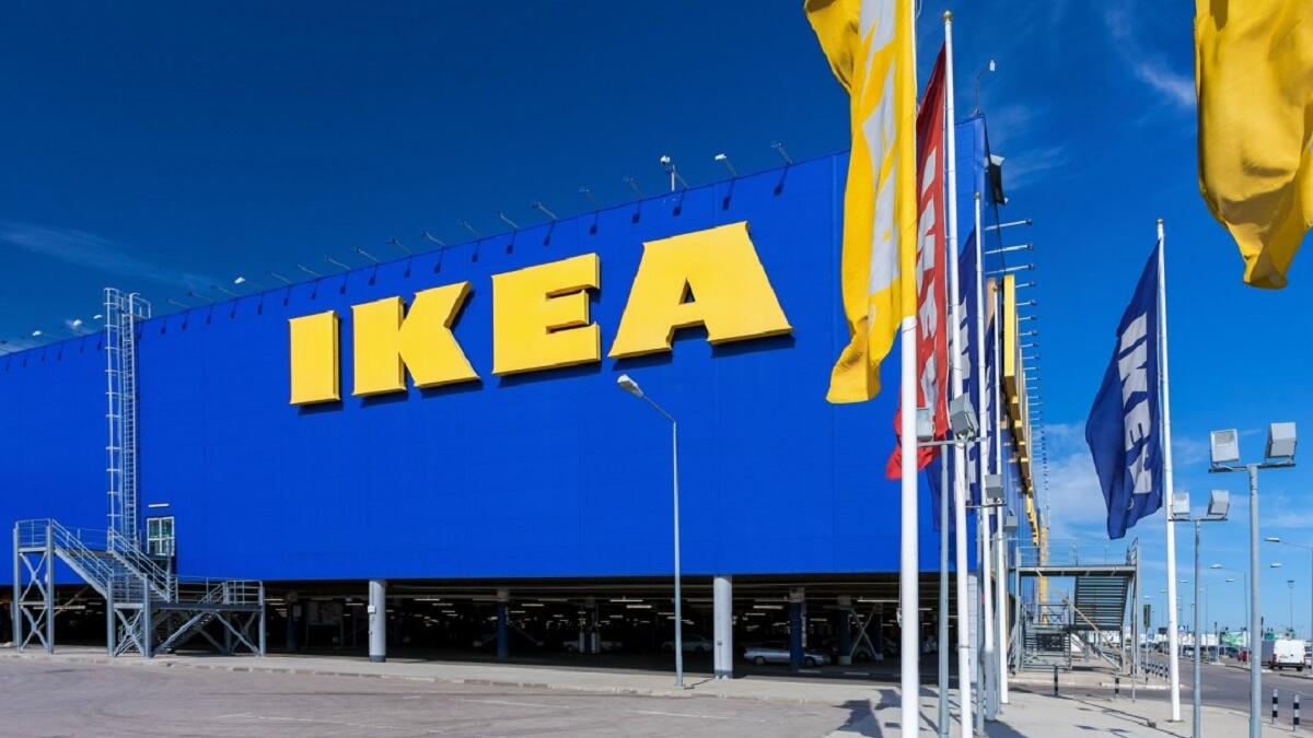 آيكيا: هو عبارة عن مجموعة أحرف، ويتألف من الحرف الأولى لاسم المؤسس الكامل إينغفار كامبراد، أما الحرف الثالث والرابع فيعودان للحرف الأول لكل من القرية والمدينة التي ترعرع فيها كامبراد، وهما إيلمتاريد وأغوناريد.