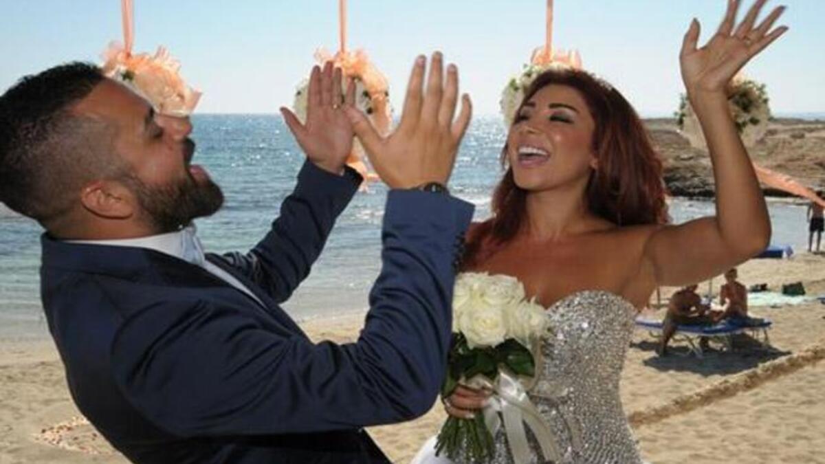 تزوجت الفنانة اللبنانية ألين خلف من مدير أعمالها كارولس أيوب، نجل الفنان الكوميدي إيلي أيوب والذي يصفرها بـ 12 عاماً ولم يحضر والد العريس عرسهما وسط انتشار إشاعات عن عدم رضاه عن هذا الزواج لكبر العروس وفارق السن بينهما.