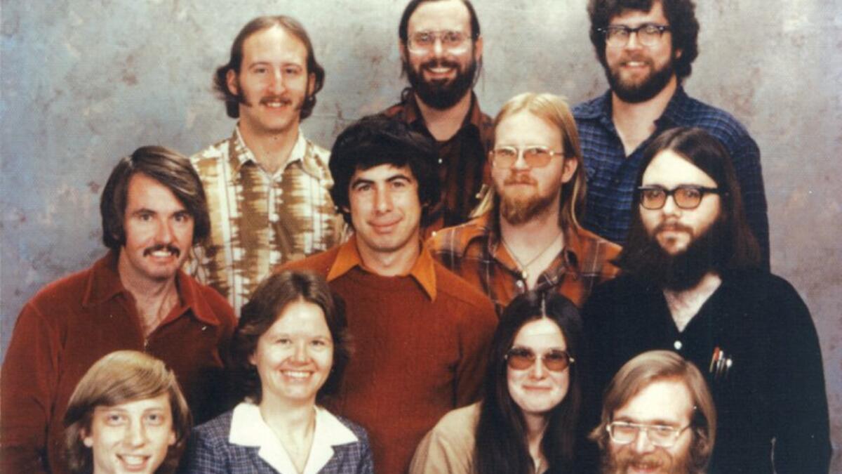 أصبح مليونيرًا بعمر ٣١ عامًا، ظل يستخدم الدرجة العادية للطيران حتى عام ١٩٩٧ مع بلوغ ثروته لرقمين في خانة المليارات، لا يؤمن بيل غيتس بأن تترك للأولاد أطنانًا من المال كميراث، أولاده الثلاثة فقط سيرثون ١٠ مليون دولار فقط.