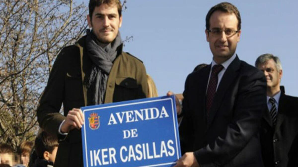 أعلنت مقاطعة موستوليس في العاصمة الإسبانية مدريد عام 2012، تخصيص شارع باسم حارس ريال مدريد والمنتخب الإسباني السابق "إيكر كاسياس"، تكريمًا له على مسيرته الكروية.