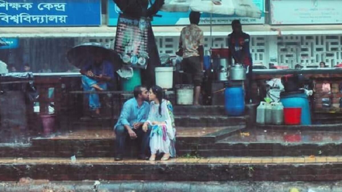 Couple Kissing in Bangladesh (Twitter)