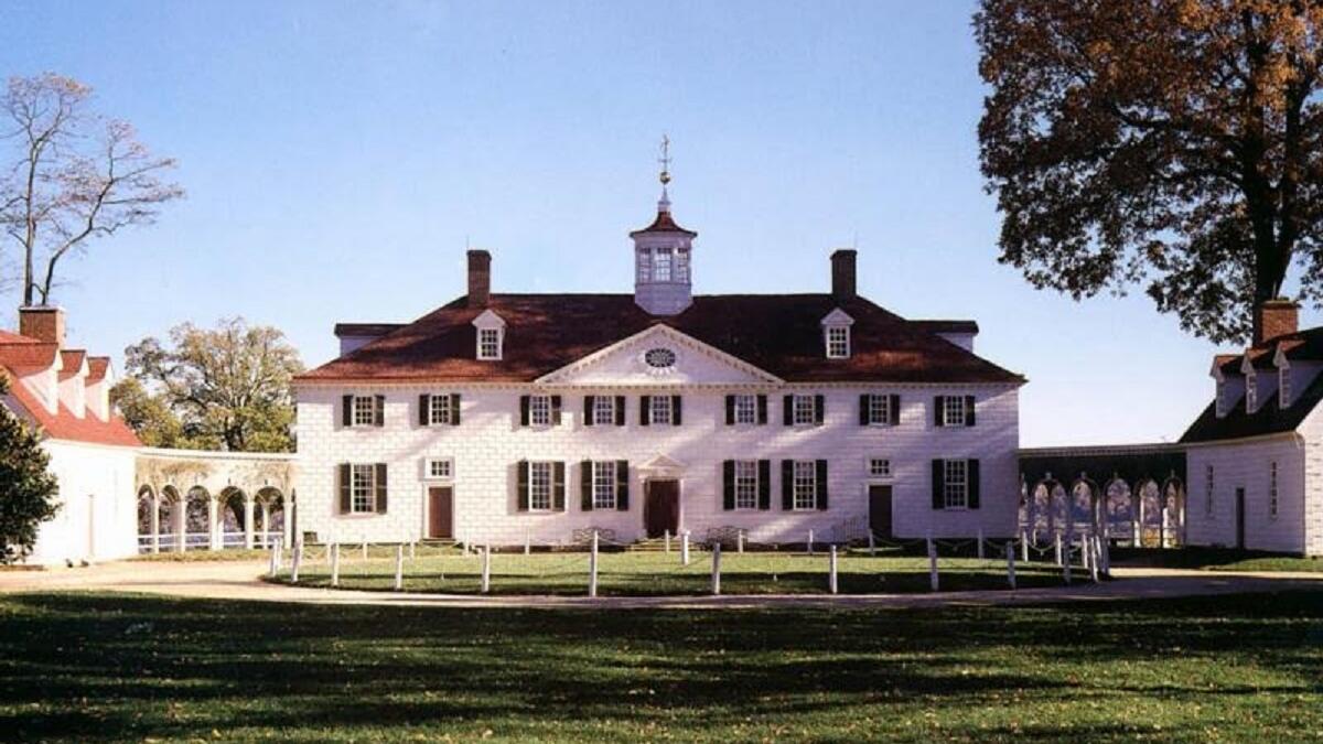 جورج واشنطن: هو أول رئيس للولايات المتحدة، وأشرف على بناء البيت الأبيض، لكنه لم يعش فيه، كان يقيم في منزله في مقاطعة فيرفاكس في ولاية فرجينيا، وقد قام ببنائه عام 1761 بأسلوب هندسي من تصاميمِ المهندس الإيطالي آندريا بالاديو.