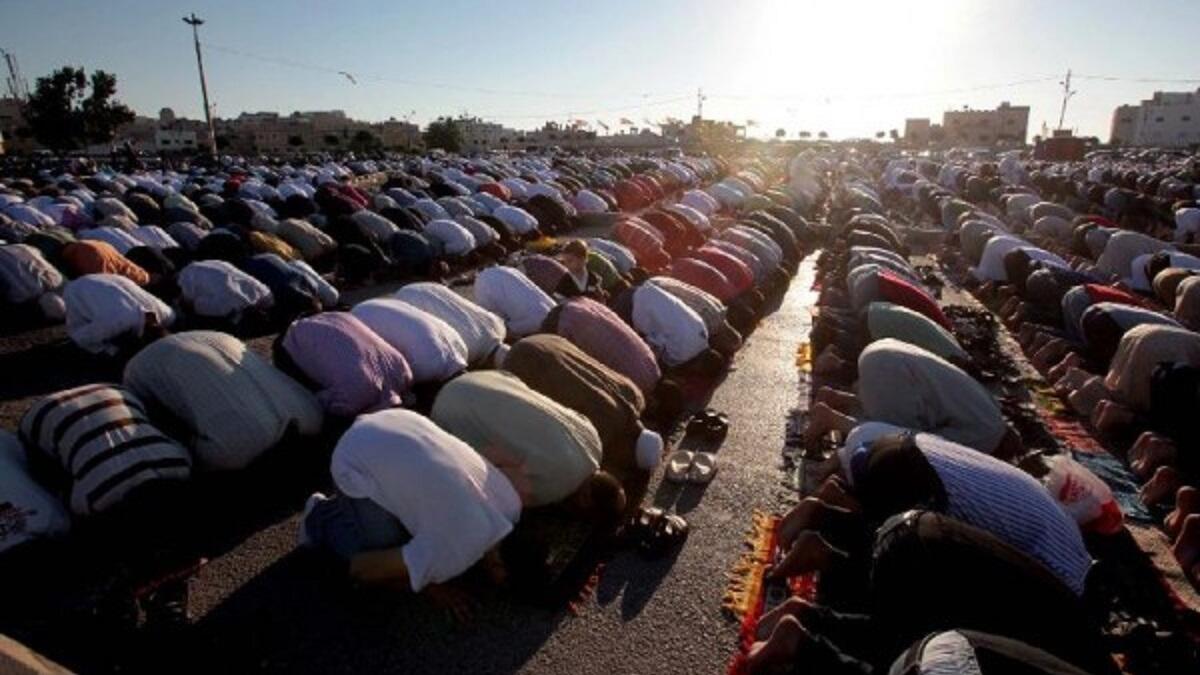 الأردن تتشابه بعض العادات بين السعودية و الأردن و ذلك بالذهاب لصلاة العيد و الاجتماع مع افراد العائلة بعد الصلاة. بعد ذلك يذهب العديد  لتهنئة الاقارب و الجيران وتقديم المال للأطفال وتسمى بالعيدية. ويقوم اهل البيت بتجهيز الحلويات مثل أقراص العيد لتقديمها للضيوف