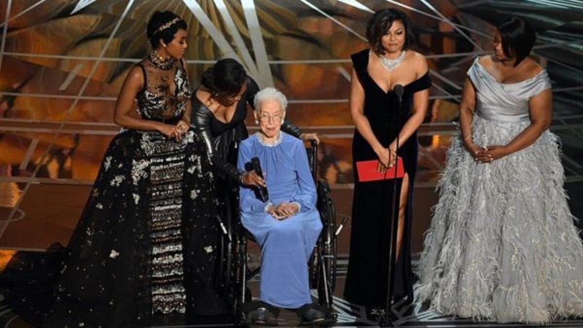 عالمة الرياضيات في وكالة الفضاء الأمريكية (ناسا)، كاثرين جونسون تظهر على المسرح مع نجوم فيلم "أشخاص في الخفاء"، يحكي الفيلم قصة لا يعرفها الكثيرون عن مجموعة من الأمريكيات من أصل أفريقي ومساهمتهنّ في برامج الفضاء الأمريكية في خمسينيات وستينيات القرن الماضي.