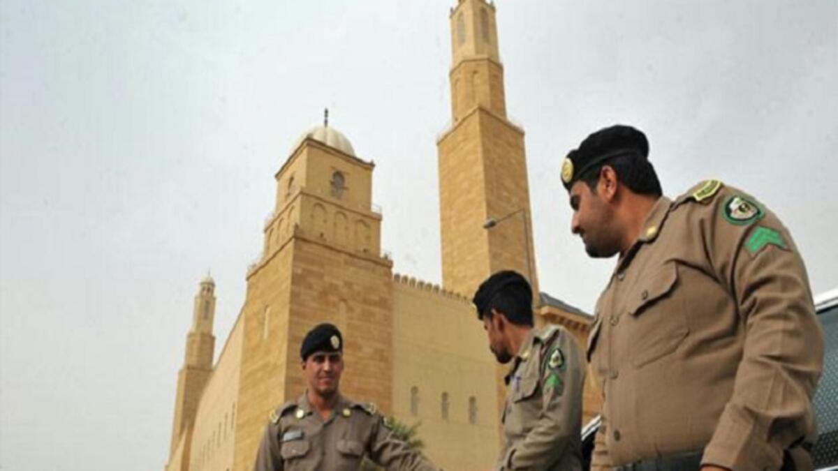 السعودية هي الأكثر تشددا في التعامل مع المجاهرين بالإفطار، إذ يعاقب غير المسلمين المقيمين في المملكة بالطرد من السعودية إذا ضبطوا مجاهرين بالإفطار، فيما يطبق حد الجلد والسجن في حق المسلمين المجاهرين بإفطارهم.