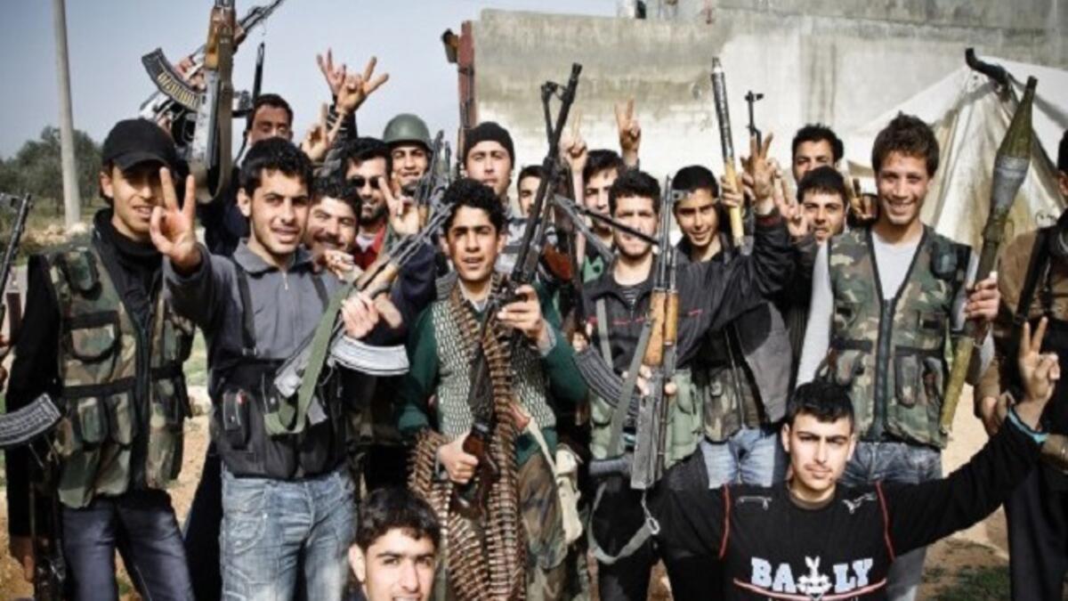 في الفترة الأخيرة شهدت الانشقاقات امتدادا في "اللجان الشعبية" وهم مواطنون سلحهم النظام لحماية مناطقهم، وانشق هؤلاء للقصف الذي صار يطال مناطقهم من النظام نفسه.